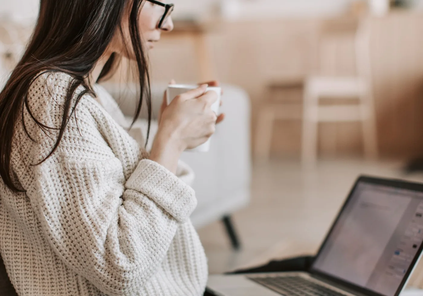 Person plant ihre flexible Nebenbeschäftigung zu Hause am Laptop