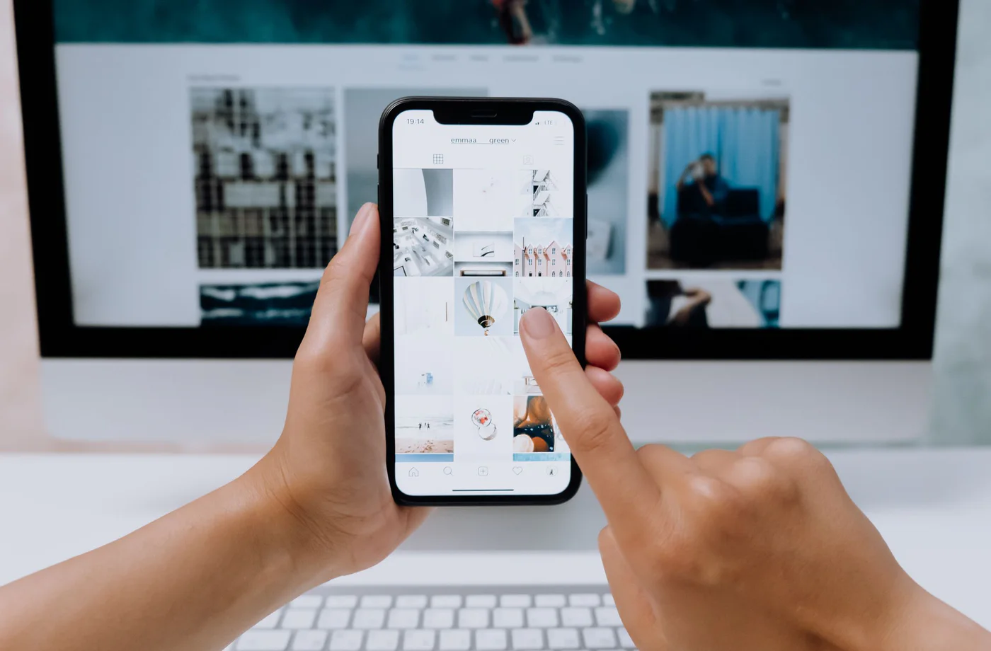 Hände prüfen eine mobile Oberfläche auf einem Smartphone